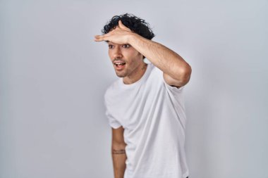 Soyutlanmış arka planda duran İspanyol bir adam çok mutlu ve gülümsüyor. Çok uzaklara bakıyor. arama kavramı. 