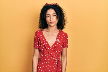 Yazlık elbise giyen genç Latin kız uykulu ve yorgun görünüyor, yorgunluktan bitkin ve akşamdan kalma, sabahları tembel gözler.. 