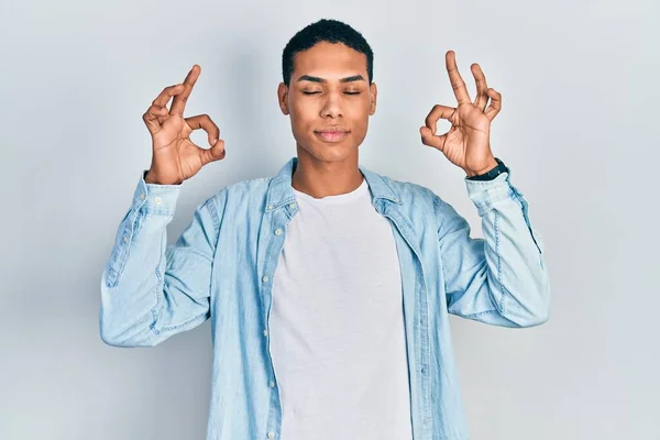 Jovem Afro Americano Vestindo Roupas Casuais Relaxar Sorrir Com Olhos — Fotografia de Stock