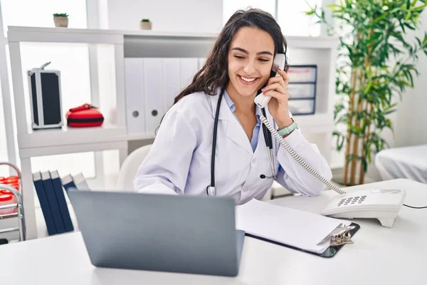 Giovane Donna Ispanica Indossa Uniforme Medico Parlando Telefono Clinica — Foto Stock