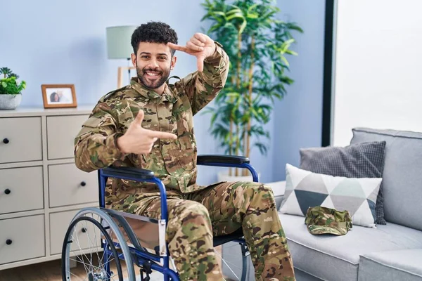 Homme Arabe Portant Uniforme Camouflage Armée Assis Sur Fauteuil Roulant — Photo