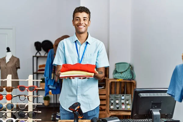 Junger Hispanischer Mann Arbeitet Als Verkäufer Einzelhandel — Stockfoto