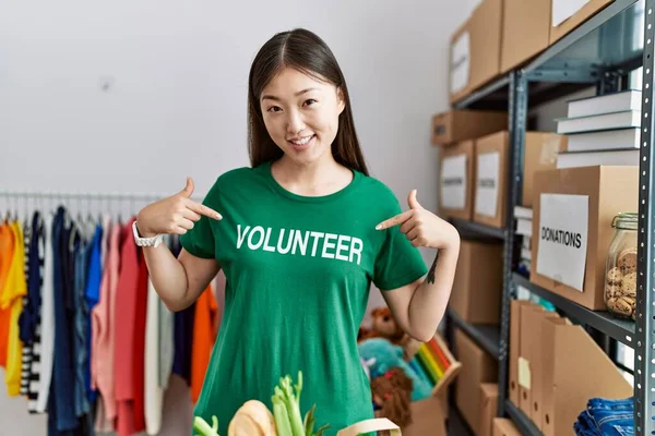 Молодая Азиатка Улыбается Показывая Волонтерскую Футболку Стенде Пожертвованиями — стоковое фото