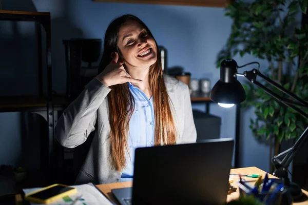Mujer Morena Joven Que Trabaja Oficina Por Noche Sonriendo Haciendo —  Fotos de Stock