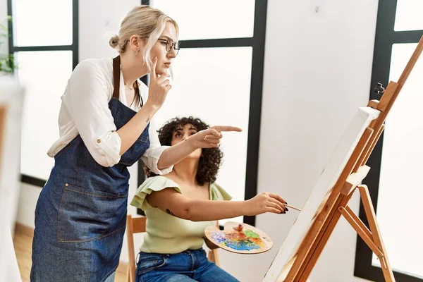 Insegnante Donna Arte Con Espressione Seria Guardando Disegnare Studente Vernice — Foto Stock