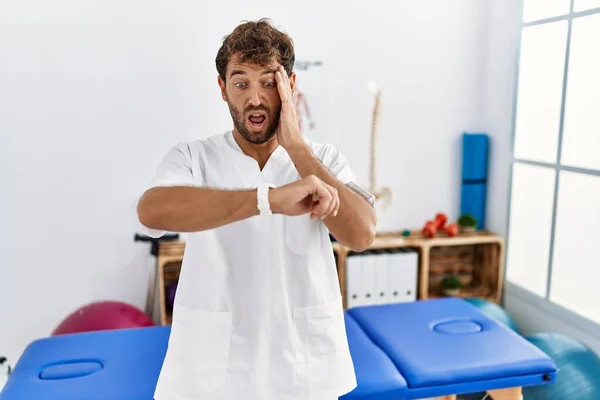 Junger Schöner Physiotherapeut Der Einer Schmerzklinik Arbeitet Und Besorgt Auf — Stockfoto