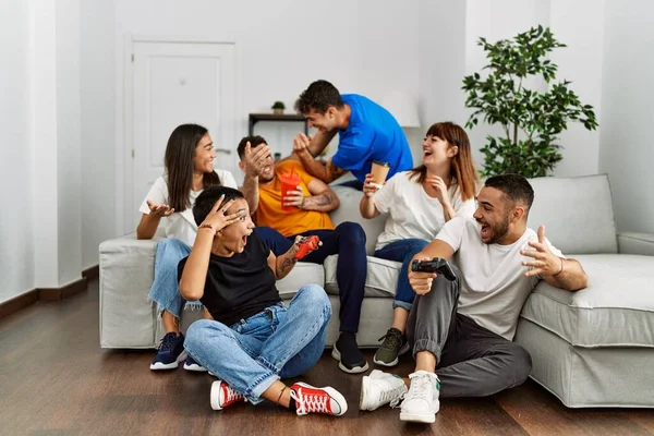 Gruppe Junger Freunde Lächelt Glücklich Beim Videospiel Hause — Stockfoto