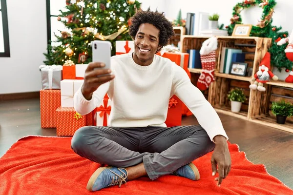 Joven Afroamericano Hombre Hacer Selfie Por Teléfono Inteligente Sentado Suelo — Foto de Stock