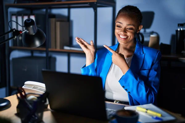 Hermosa Mujer Afroamericana Que Trabaja Oficina Por Noche Sorprendida Sonriendo — Foto de Stock