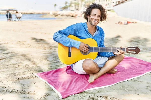 Joven Hispano Tocando Guitarra Clásica Sentado Arena Playa — Foto de Stock