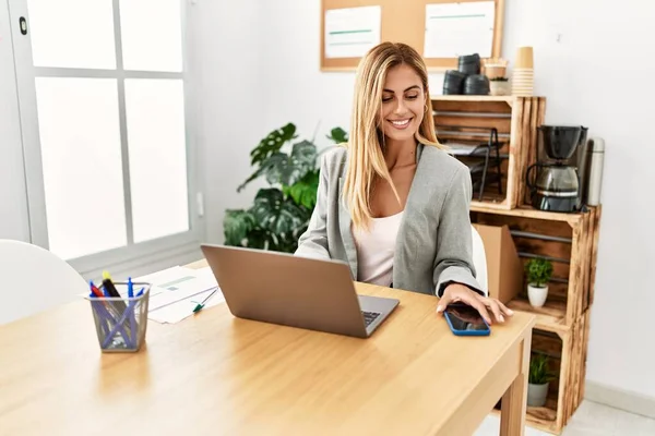 Jonge Kaukasische Zakenvrouw Met Behulp Van Laptop Werken Kantoor — Stockfoto