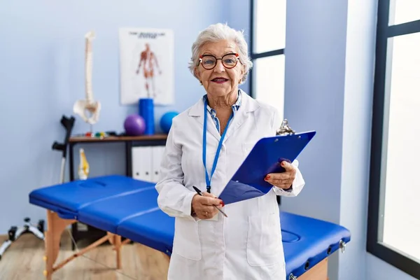 Senior Grey Haired Woman Wearing Physiotherapist Uniform Holding Checklist Physitherapy — Stock Photo, Image