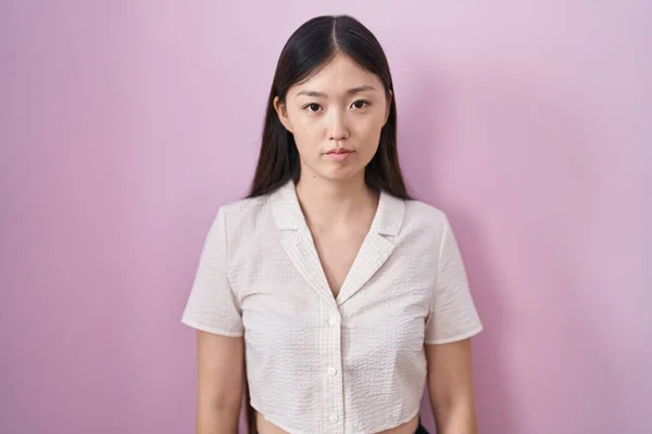 Chinese Jonge Vrouw Staan Roze Achtergrond Ontspannen Met Serieuze Uitdrukking — Stockfoto