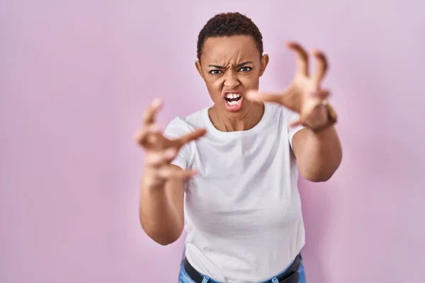 Красивая Африканская Американка Стоящая Розовом Фоне Кричащая Расстроенная Яростью Руки — стоковое фото