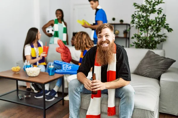 Jovem Homem Hooligan Futebol Sorrindo Feliz Beber Cerveja Casa — Fotografia de Stock