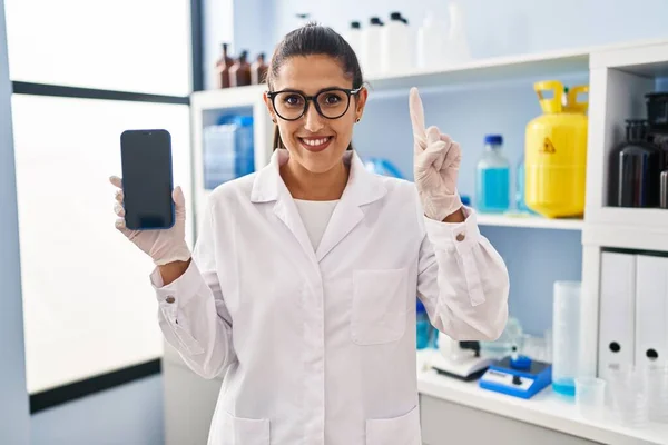 Jovem Hispânica Trabalhando Laboratório Cientistas Com Smartphone Sorrindo Com Uma — Fotografia de Stock