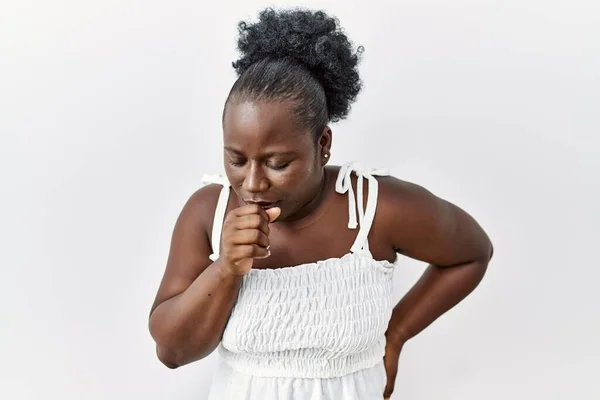 Молодая Африканская Женщина Стоящая Белом Изолированном Фоне Чувствует Себя Нездоровой — стоковое фото