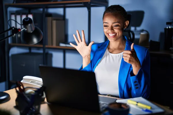 Güzel Afro Amerikan Kadın Geceleri Ofiste Çalışıyor Numaralı Parmaklarını Gösterip — Stok fotoğraf