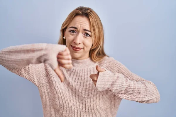 Hispanic Woman Standing Blue Background Doing Thumbs Disagreement Agreement Expression — Stock Photo, Image