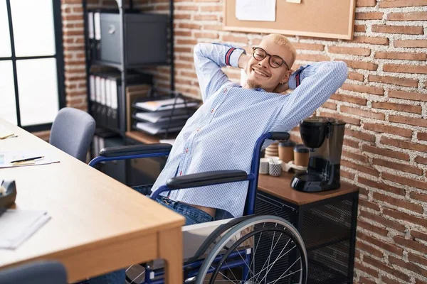 Νεαρός Καυκάσιος Επιχειρηματίας Χαλαρός Καθισμένος Αναπηρικό Καροτσάκι Στο Γραφείο — Φωτογραφία Αρχείου