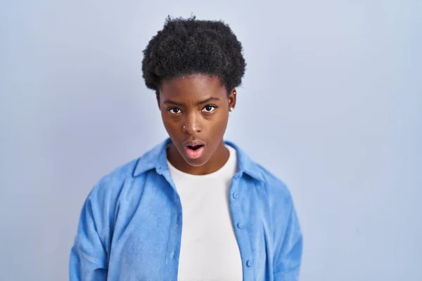 Africano Americano Mulher Sobre Fundo Azul Com Medo Chocado Com — Fotografia de Stock