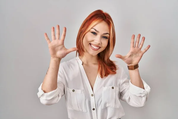 Młoda Kaukaska Kobieta Stoi Nad Odosobnionym Tle Pokazując Wskazując Palcem — Zdjęcie stockowe