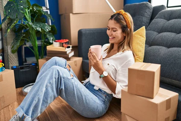 Young Hispanic Woman Drinking Coffee Sitting Floor New Home — Stock Photo, Image