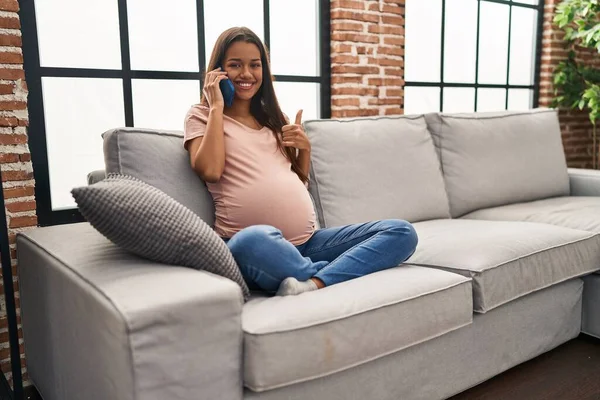 Jonge Zwangere Vrouw Met Een Gesprek Spreken Smartphone Glimlachen Blij — Stockfoto