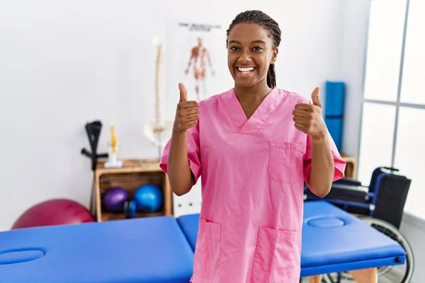 Jonge Afro Amerikaanse Vrouw Die Werkt Bij Pijn Herstel Kliniek — Stockfoto