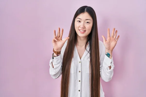 Čínská Mladá Žena Stojící Nad Růžovým Pozadím Ukazuje Ukazuje Prsty — Stock fotografie