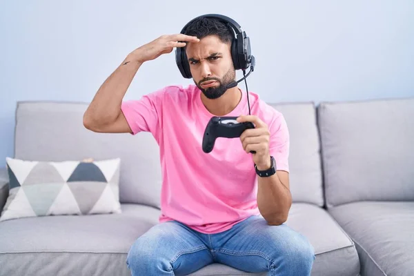 Hispánský Mladý Muž Hraje Videohry Držení Ovladač Sedí Pohovce Starosti — Stock fotografie