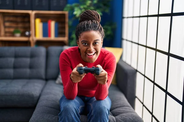 Mujer Afroamericana Jugando Videojuegos Sentada Sofá Casa — Foto de Stock