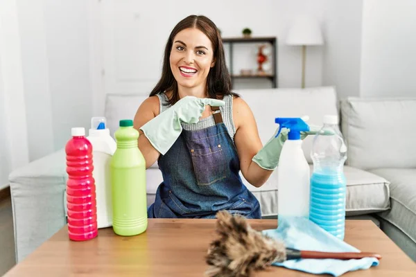 청소용 실내화와 장갑을 사용하여 집안을 청소하는 여자가 손으로 자랑하고 손가락으로 — 스톡 사진