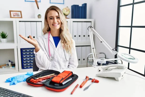 Young Beautiful Doctor Woman Reflex Hammer Medical Instruments Smiling Cheerful — 스톡 사진