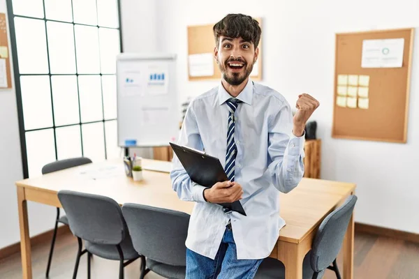 Hispanic Man Beard Wearing Business Style Sitting Desk Office Screaming — Stockfoto