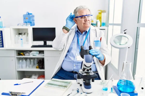 Starszy Biały Człowiek Pracujący Laboratorium Naukowym Uśmiechający Się Ręki Ucho — Zdjęcie stockowe