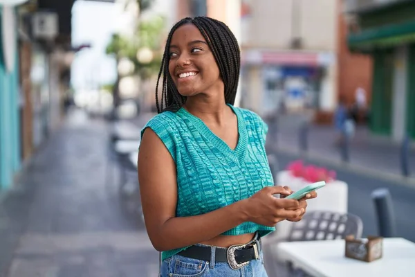 Mujer Afroamericana Sonriendo Confiada Usando Smartphone Calle — Foto de Stock