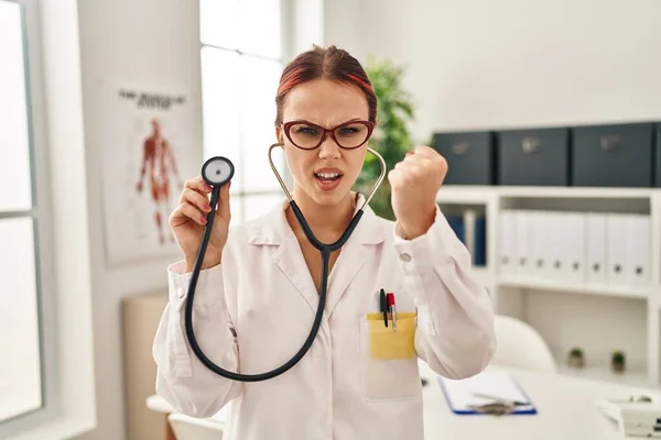 Young Caucasian Woman Wearing Doctor Uniform Using Stethoscope Annoyed Frustrated — ストック写真