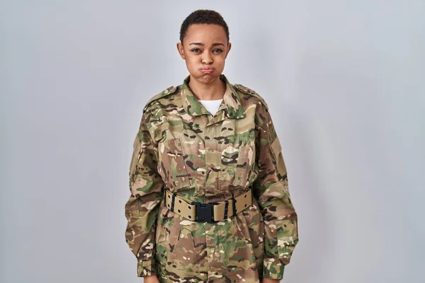 Linda Mulher Afro Americana Vestindo Camuflagem Uniforme Exército Soprando Bochechas — Fotografia de Stock