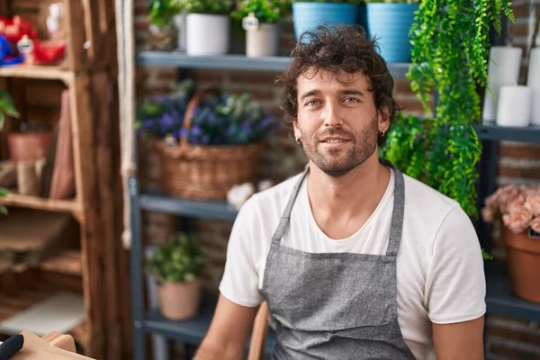 Jonge Spaanse Man Bloemist Glimlachend Zelfverzekerd Zittend Tafel Bloemenwinkel — Stockfoto