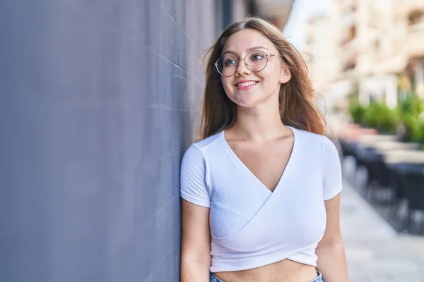 Young Blonde Woman Smiling Confident Looking Side Street — Foto de Stock
