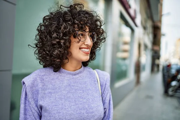 Joven Mujer Oriente Medio Sonriendo Confiado Usando Gafas Calle — Foto de Stock