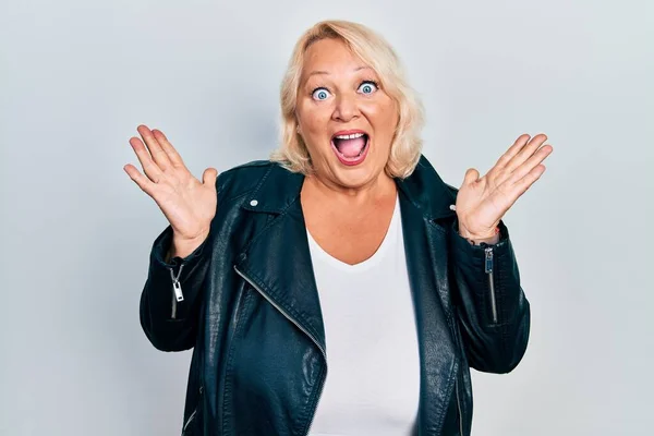 Middle Age Blonde Woman Wearing Leather Jacket Celebrating Crazy Amazed — Zdjęcie stockowe