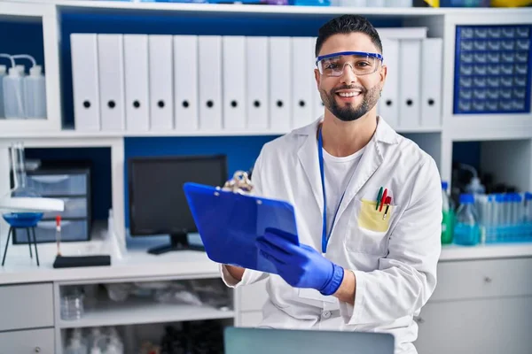 Mladý Arab Muž Vědec Psaní Schránce Pracuje Laboratoři — Stock fotografie