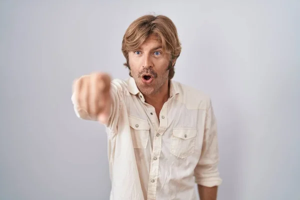 Middle Age Man Standing Isolated Background Pointing Finger Surprised Ahead — Stock Photo, Image