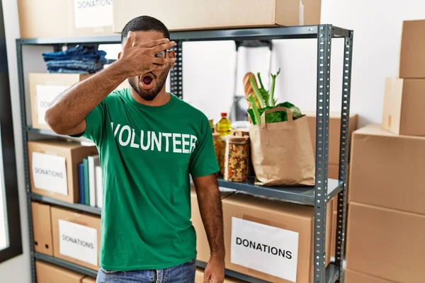 Genç Hintli Gönüllü Bağış Kutusu Tutuyor Şoka Girip Yüzünü Gözlerini — Stok fotoğraf