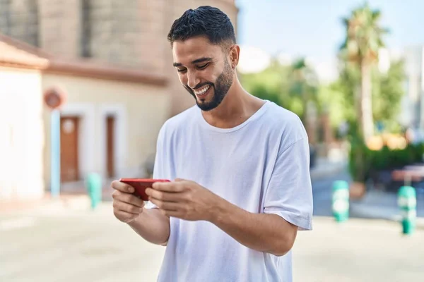 Jeune Homme Arabe Souriant Confiant Regarder Vidéo Sur Smartphone Rue — Photo