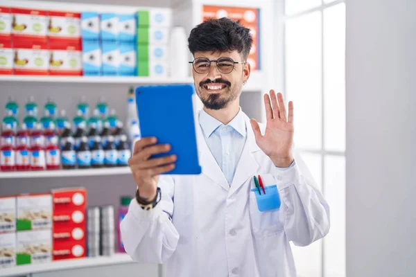 Young Hispanic Man Beard Working Pharmacy Drugstore Doing Video Call — Zdjęcie stockowe