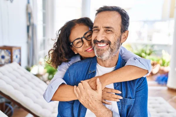 Casal Hispânico Meia Idade Sorrindo Confiante Abraçando Uns Aos Outros — Fotografia de Stock