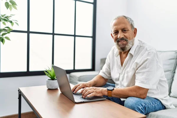 Senior Hombre Pelo Gris Sonriendo Confiado Usando Ordenador Portátil Casa —  Fotos de Stock